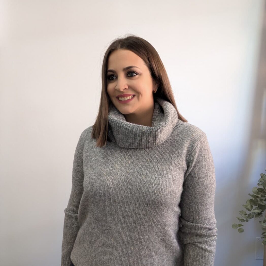 jersey cuello cisne en gris