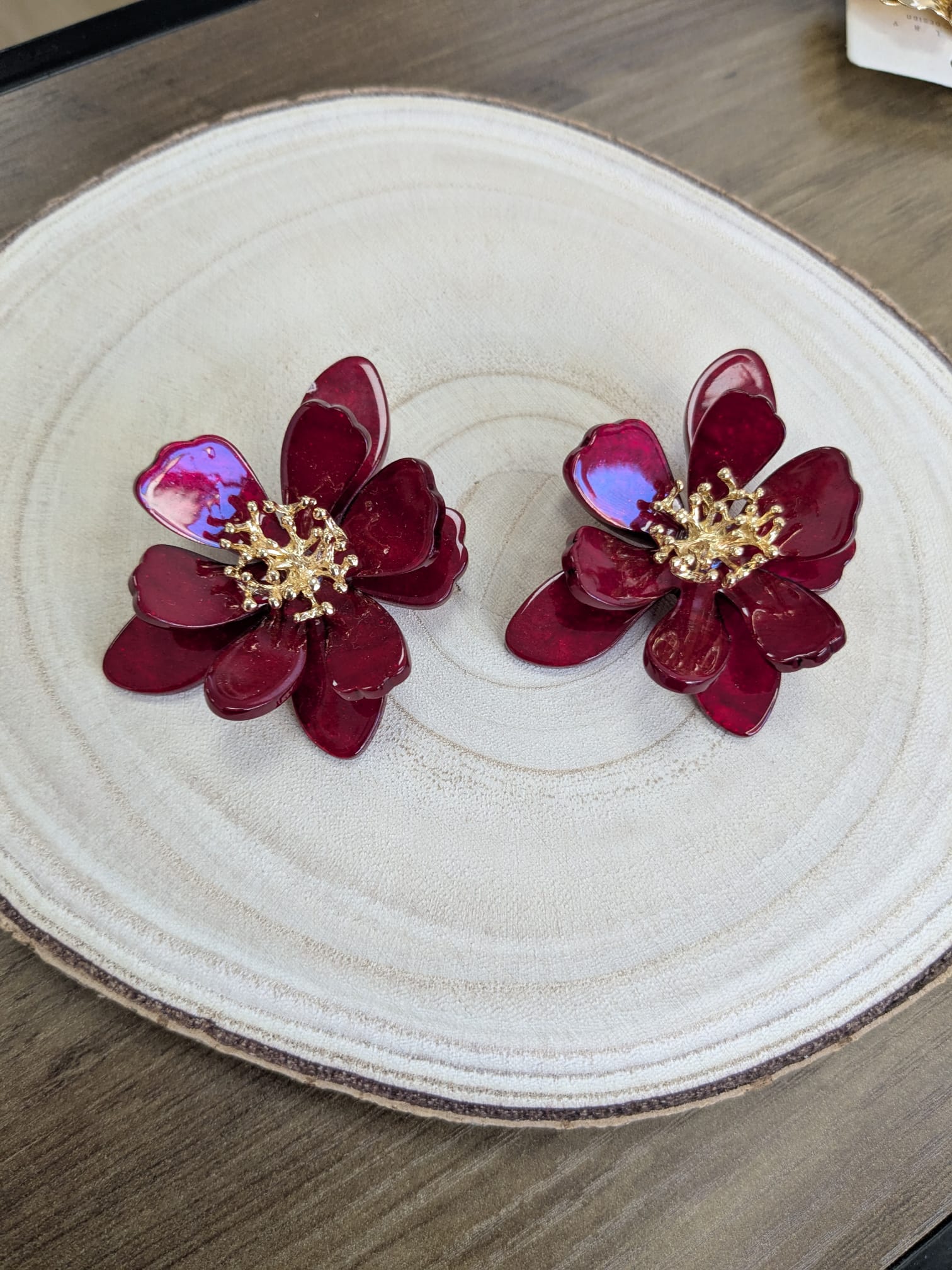 pendiente resina flor burdeos