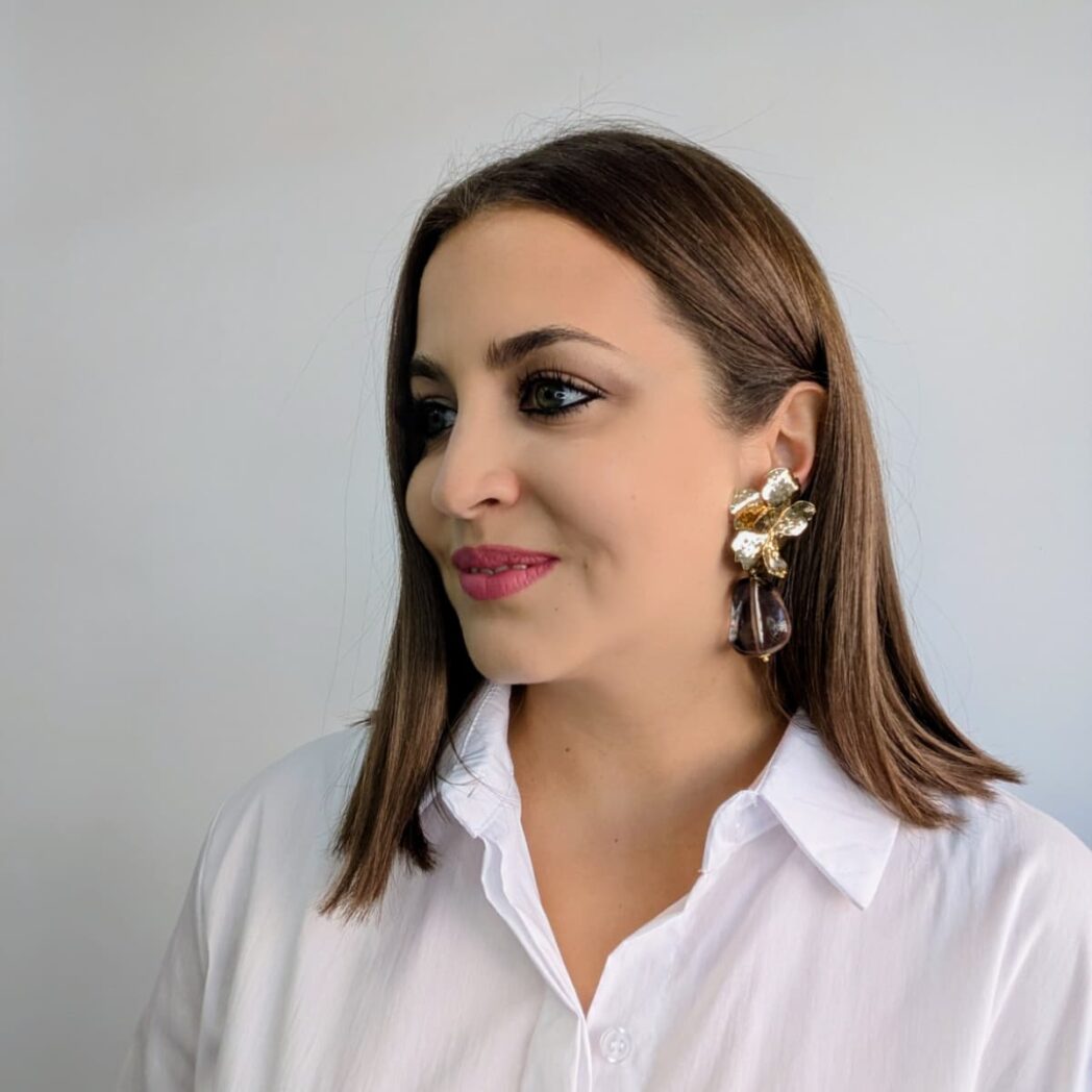 pendientes petalo con lagrima gris