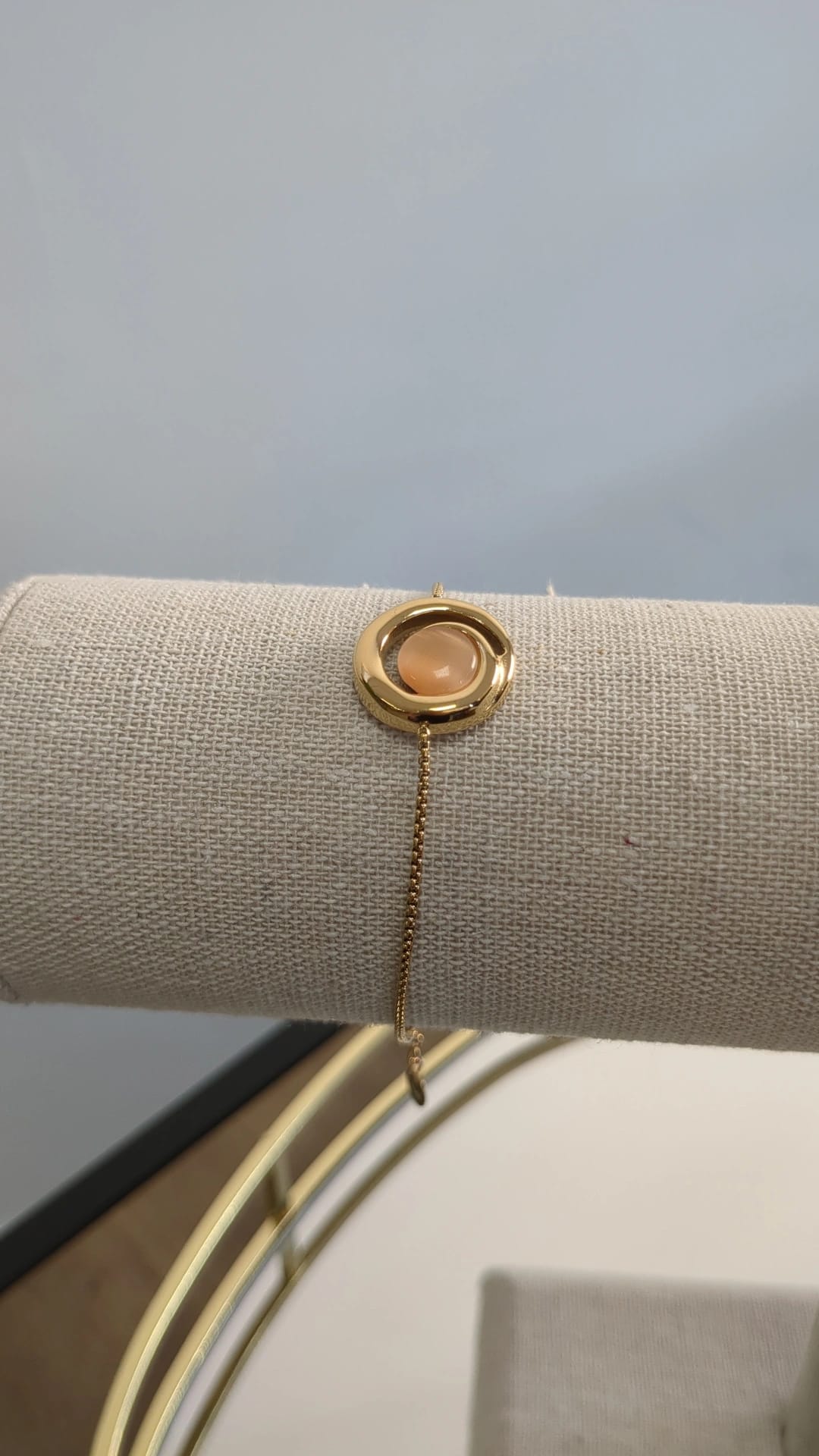 Pulsera Dorada Minimal con Piedra Central